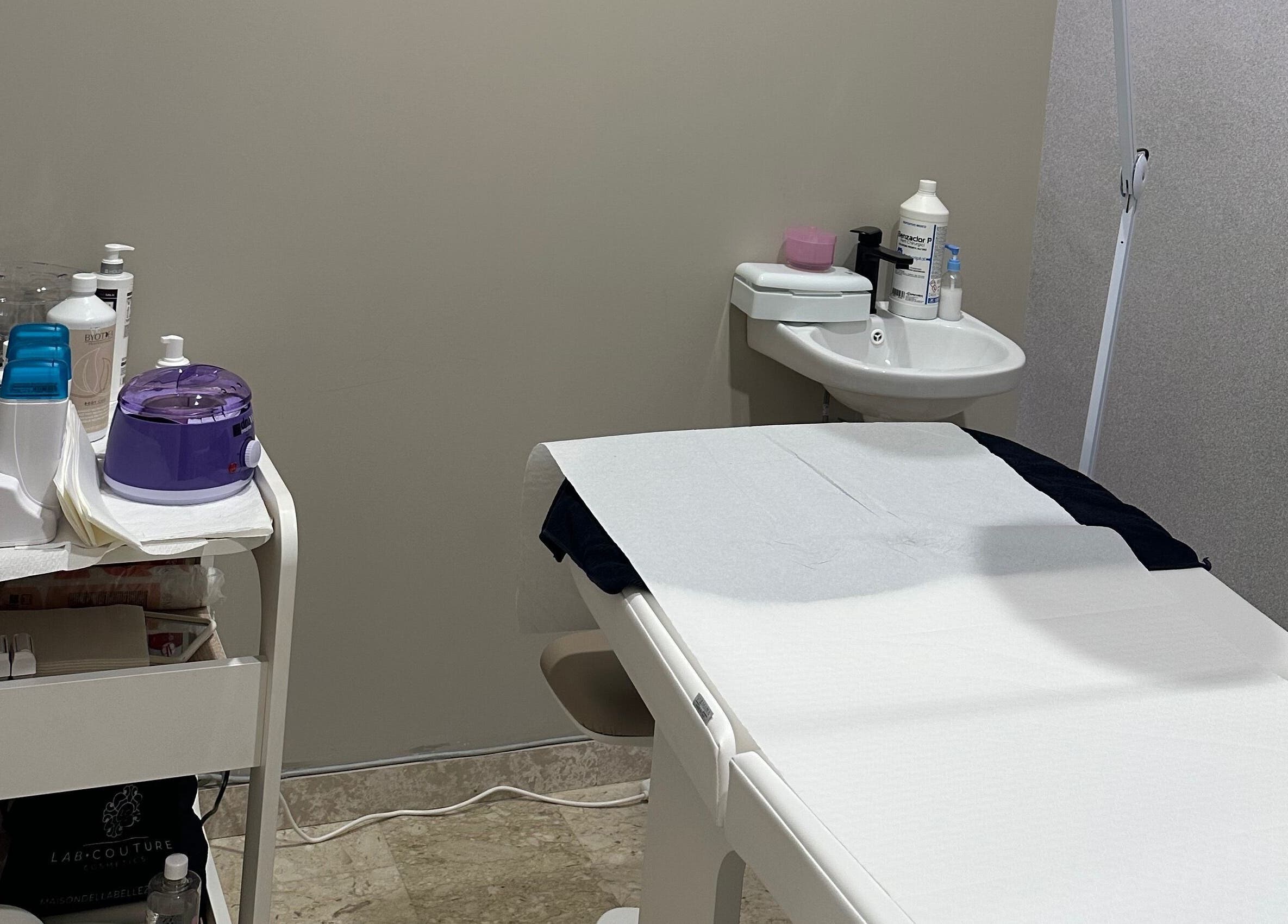 Sala trattamenti rilassante a SaraAles, Palermo, Sicilia, IT con attrezzature per benessere.