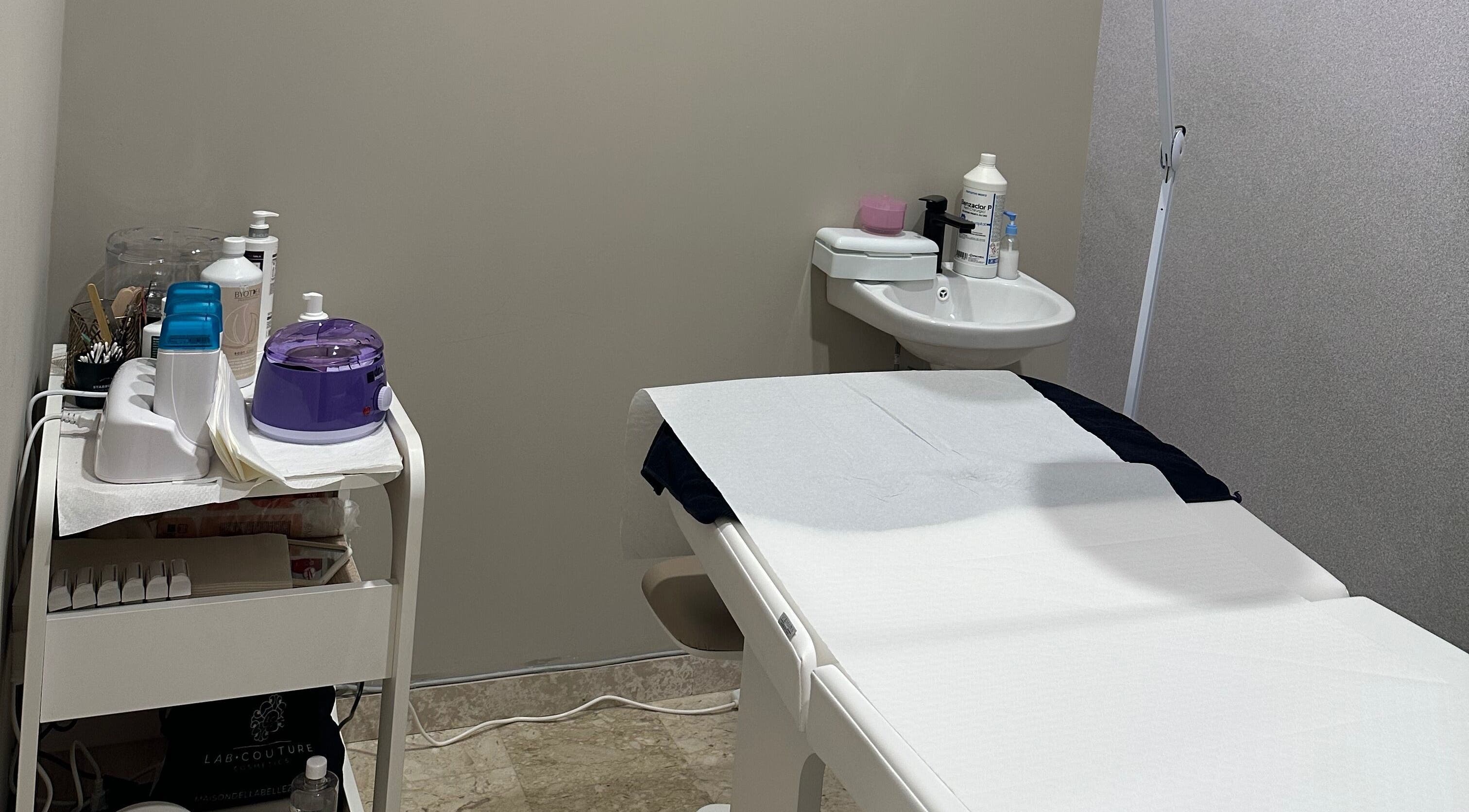 Sala trattamenti rilassante a SaraAles, Palermo, Sicilia, IT con attrezzature per benessere.