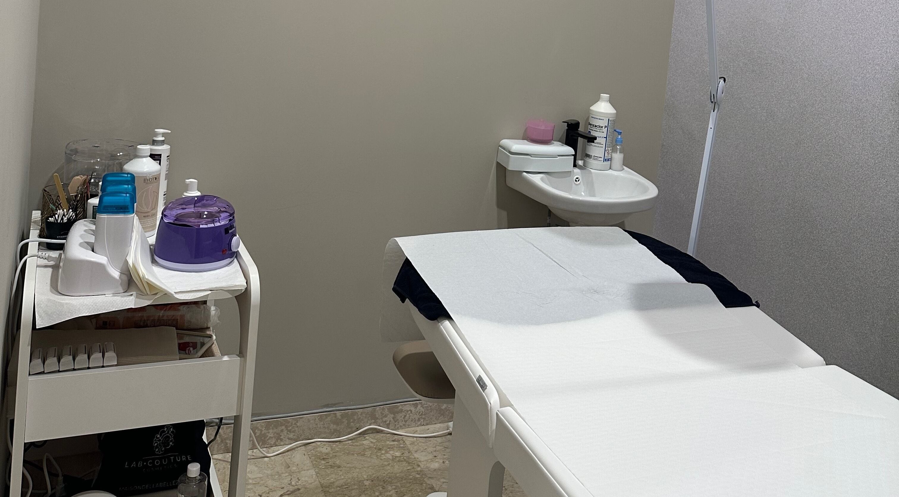 Sala trattamenti rilassante a SaraAles, Palermo, Sicilia, IT con attrezzature per benessere.