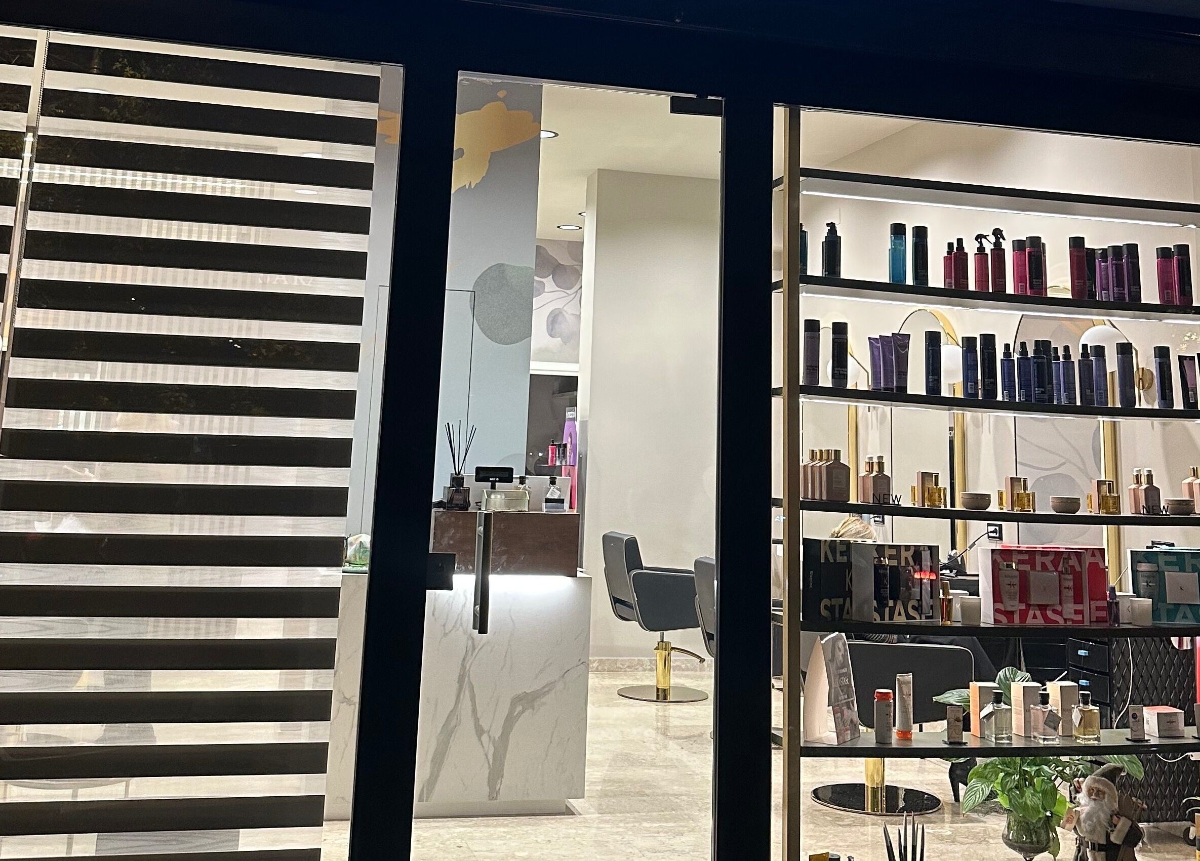 Vista notturna della vetrina di SaraAles a Palermo, Sicilia, IT, con prodotti di bellezza in esposizione.