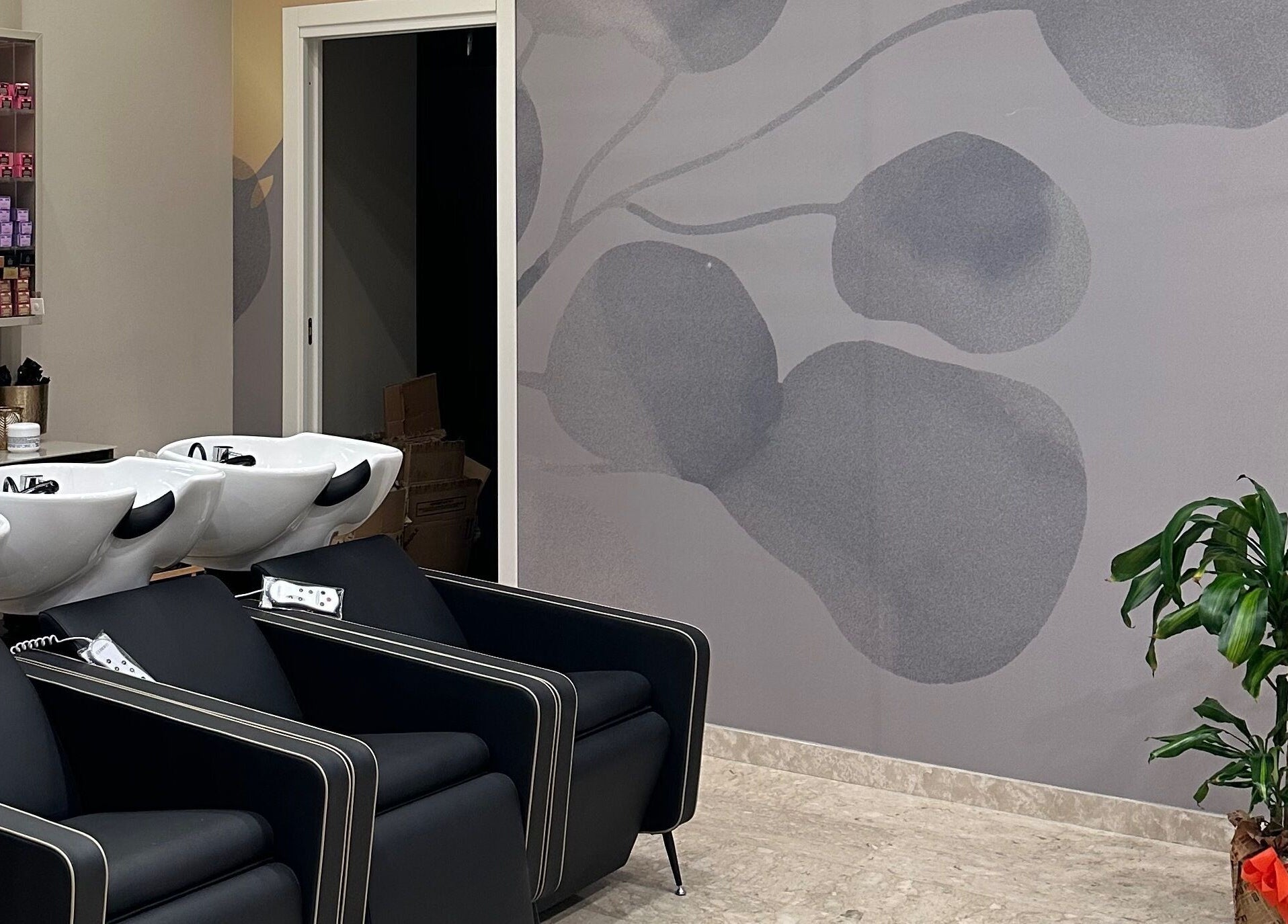 Interno del salone SaraAles a Palermo, Sicilia, IT con postazioni lavaggio moderne e decorazioni eleganti.