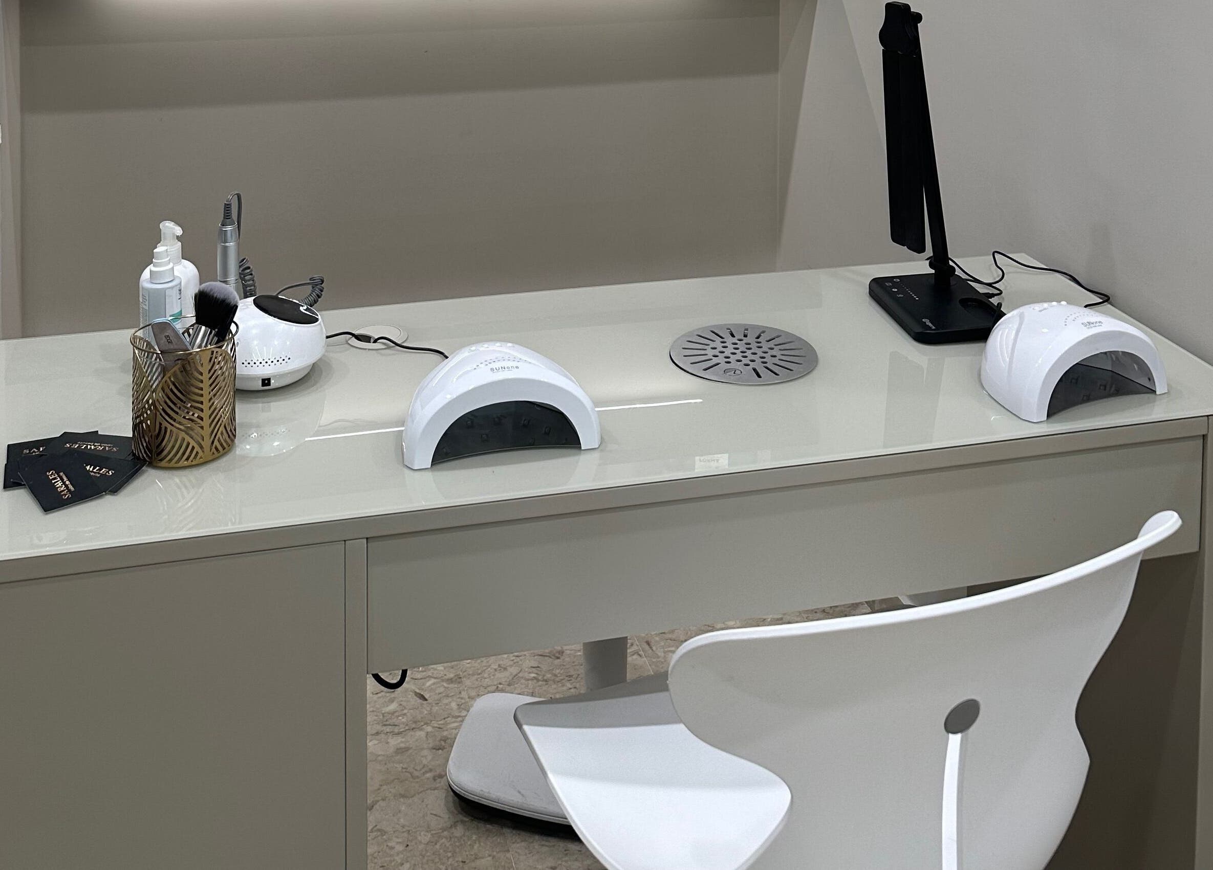 Stazione di manicure moderna presso SaraAles, Palermo, Sicilia, IT con attrezzatura professionale.