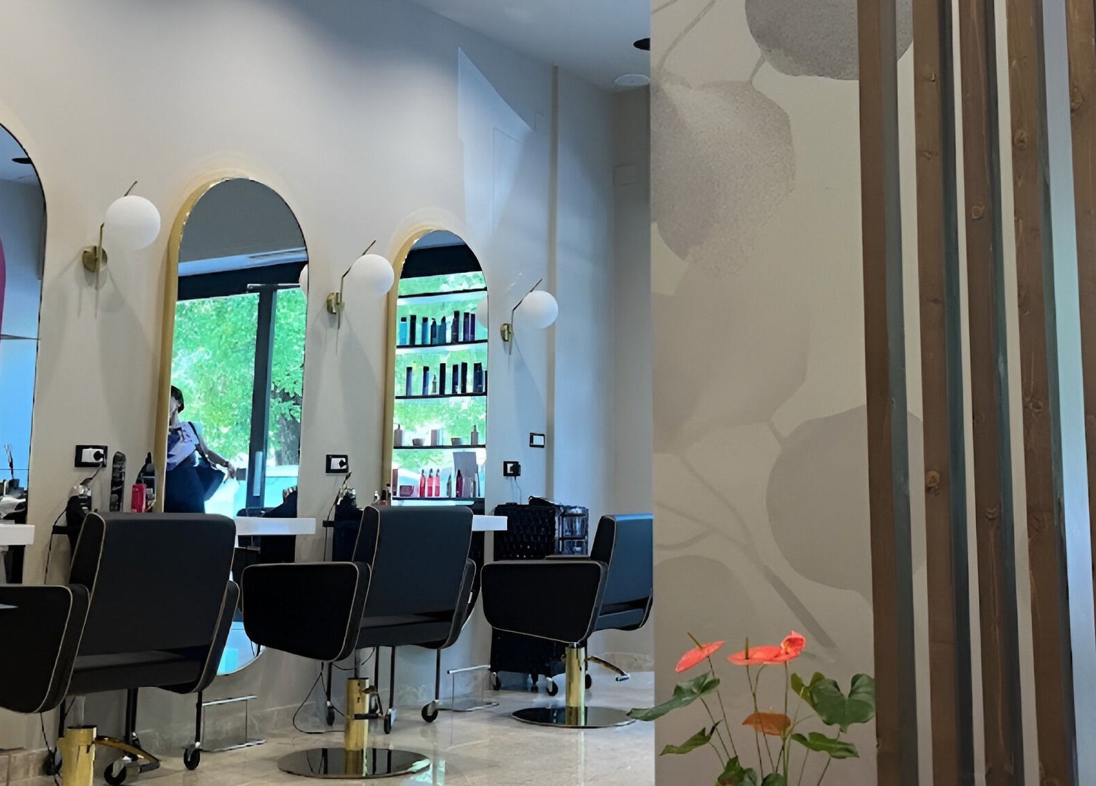 Interni eleganti di SaraAles a Palermo, Sicilia, IT con sedie nere e specchi illuminati.