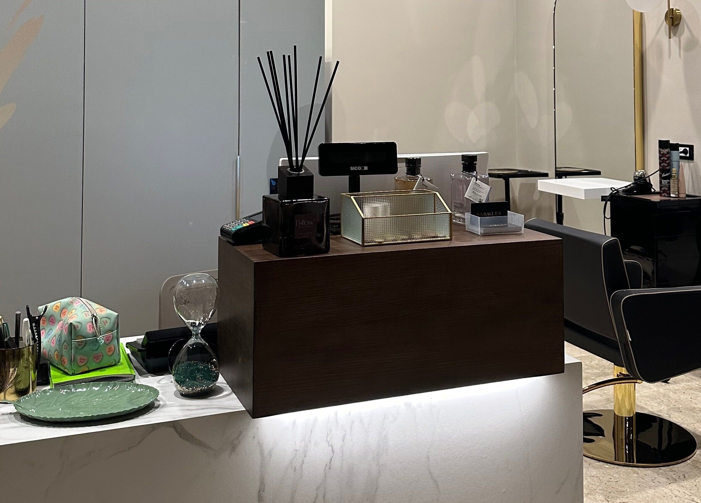 Interno moderno ed elegante di SaraAles, Palermo, Sicilia, IT, con decorazioni raffinate e atmosfera rilassante.