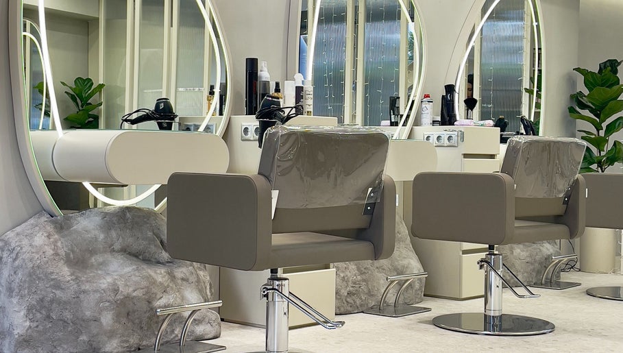 Σαλόνι του PΛLLΛS ΗΑΙR CONCEPT στη Γλυφάδα, GR με σύγχρονα καρέκλες ομορφιάς και καθρέφτες.