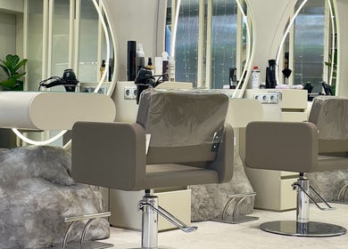 Σαλόνι του PΛLLΛS ΗΑΙR CONCEPT στη Γλυφάδα, GR με σύγχρονα καρέκλες ομορφιάς και καθρέφτες.