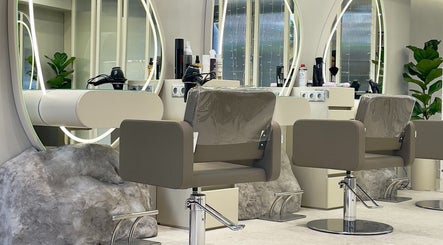 Σαλόνι του PΛLLΛS ΗΑΙR CONCEPT στη Γλυφάδα, GR με σύγχρονα καρέκλες ομορφιάς και καθρέφτες.