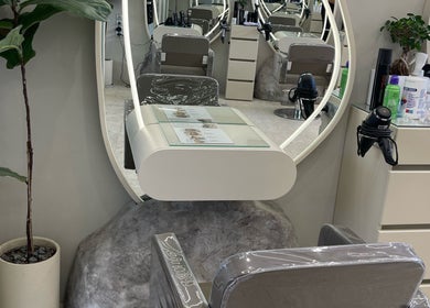 Καλαίσθητος χώρος στο PΛLLΛS HAIR CONCEPT, Γλυφάδα, GR με μοντέρνες καρέκλες και κομψά καθρέφτες.