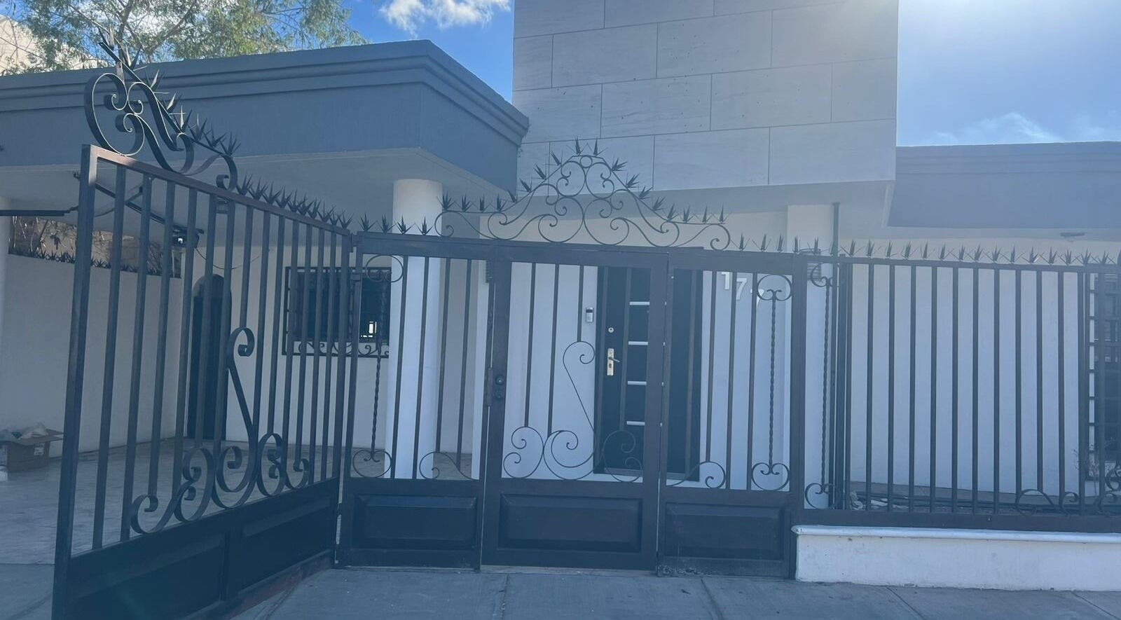 Entrada de Edén Spa en Hermosillo, Sonora, MX con diseño de reja de hierro forjado decorativo.