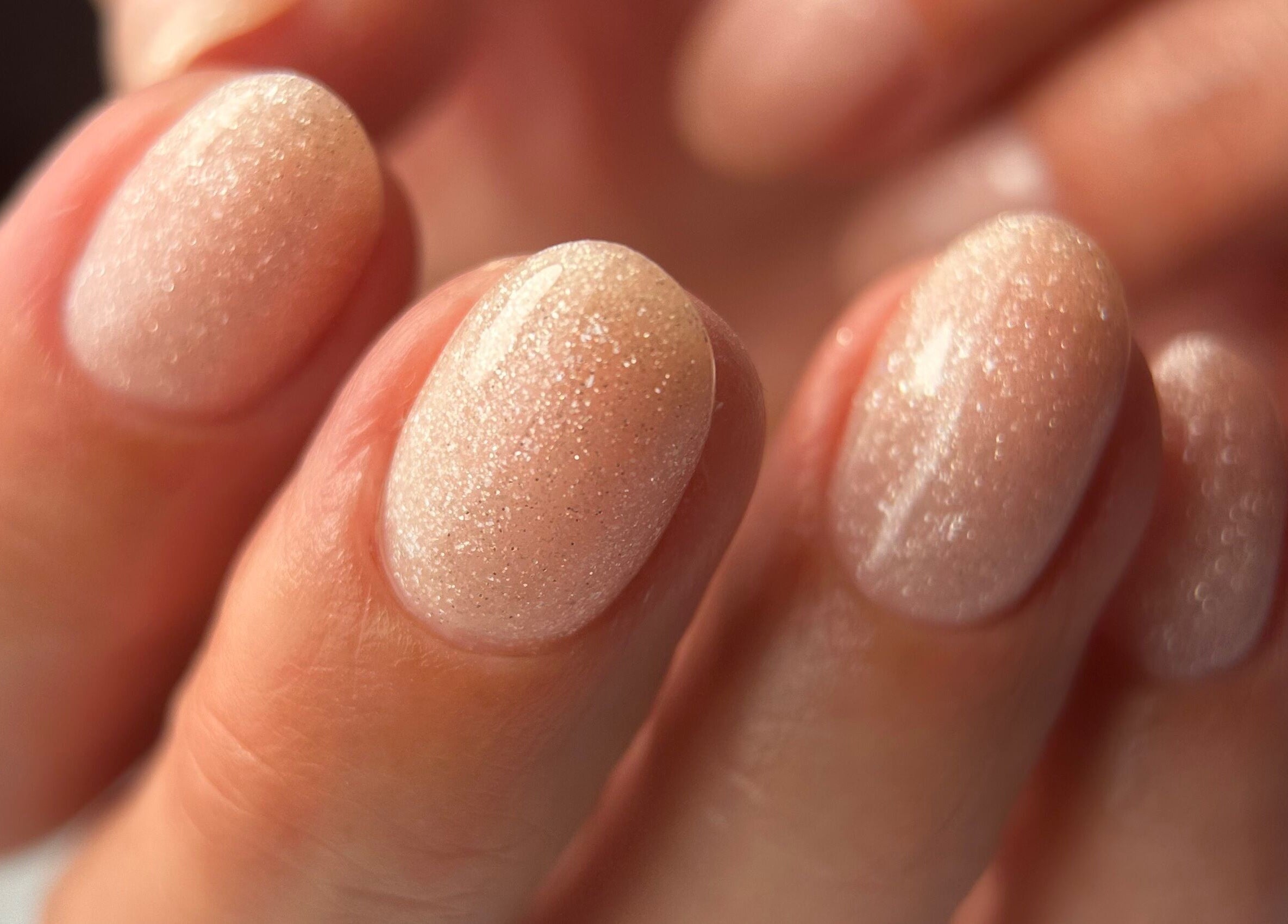 Close-up van parelglans nagels bij CLS Care in Lochristi, Vlaams Gewest, BE.