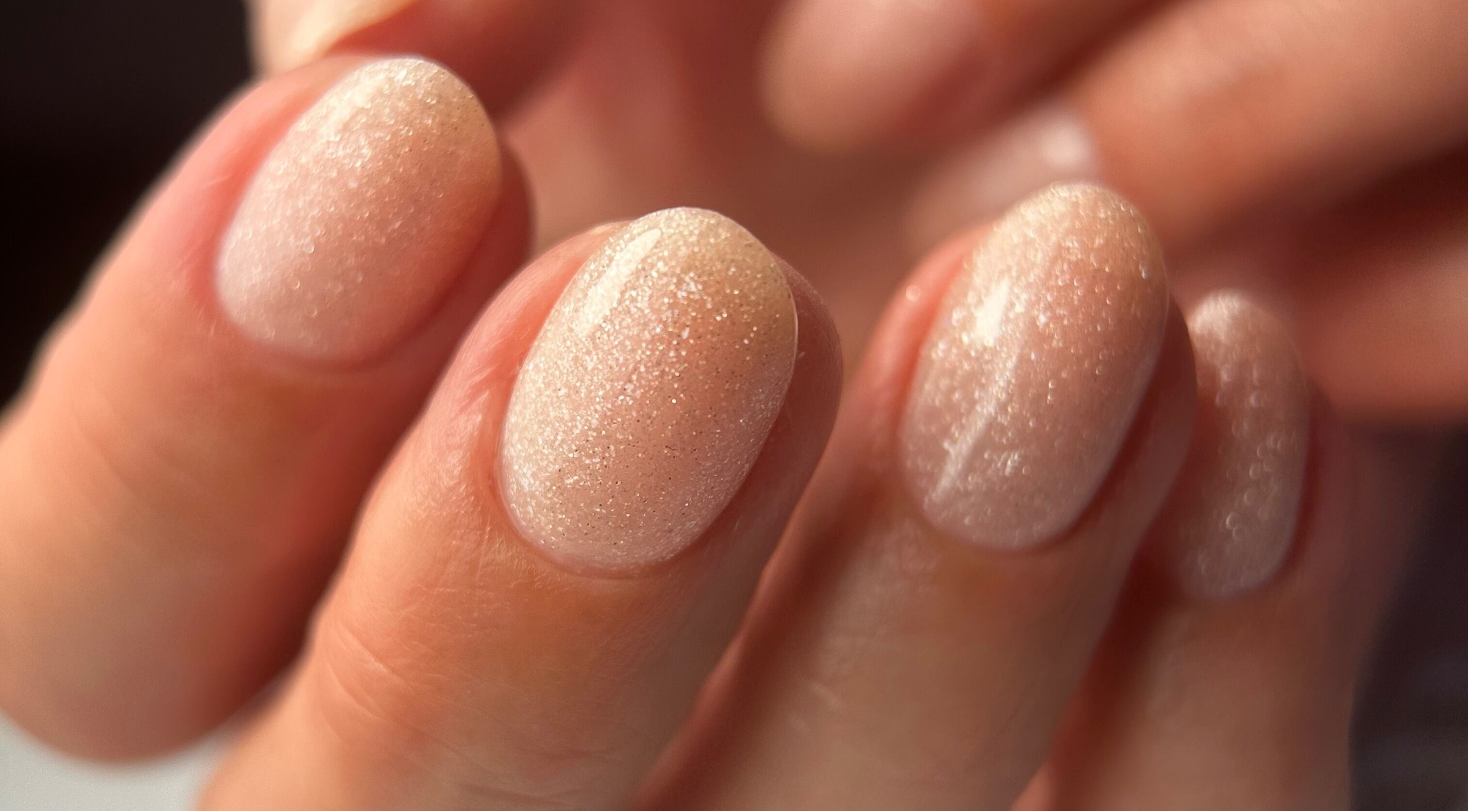 Close-up van parelglans nagels bij CLS Care in Lochristi, Vlaams Gewest, BE.