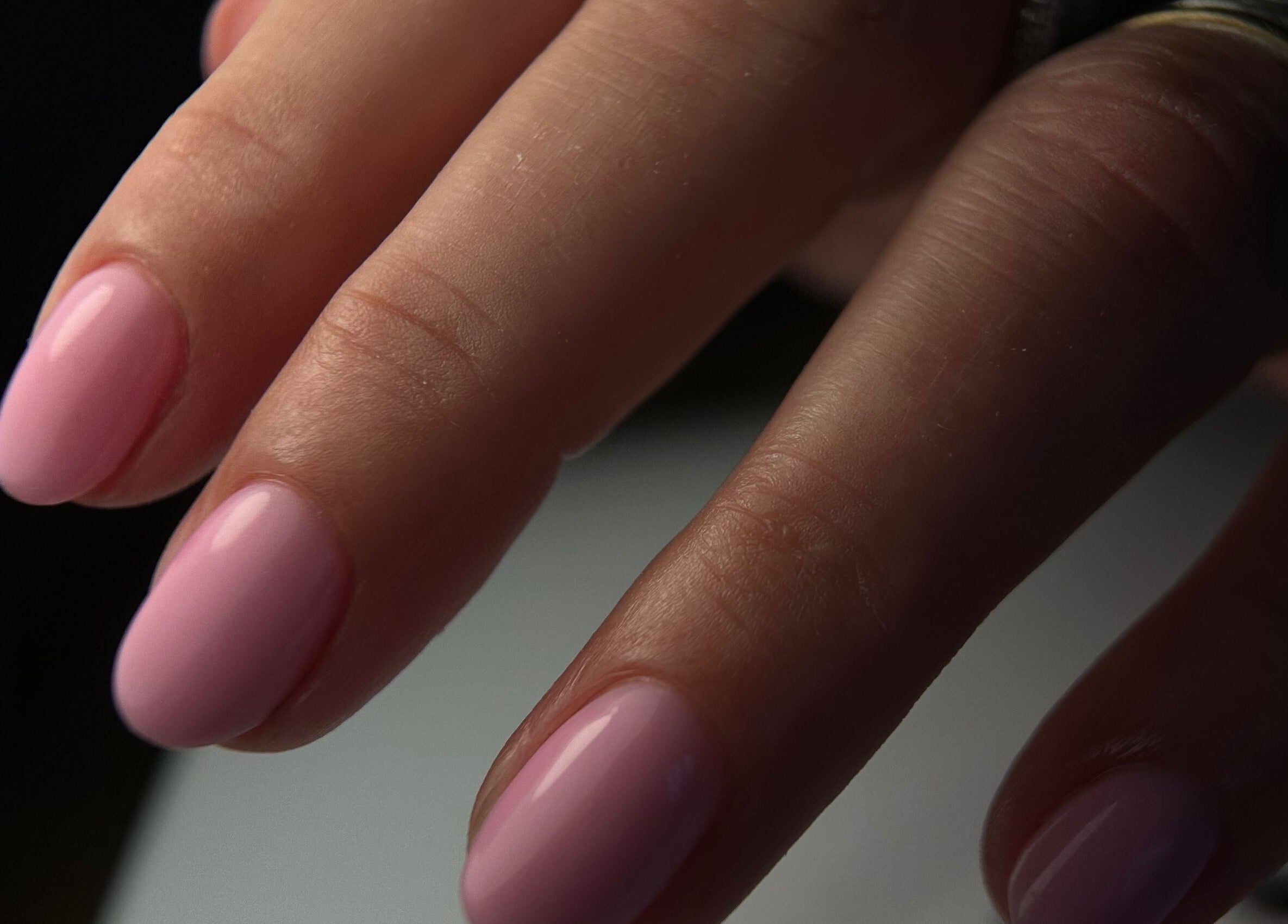 Roze nagels bij CLS Care, Lochristi, Vlaams Gewest, BE voor een elegante uitstraling.