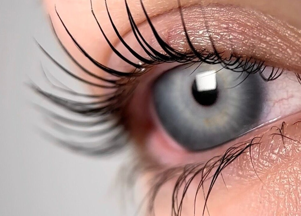 Oog met lange wimpers bij CLS Care, Lochristi, Vlaams Gewest, BE, benadrukt schoonheid.