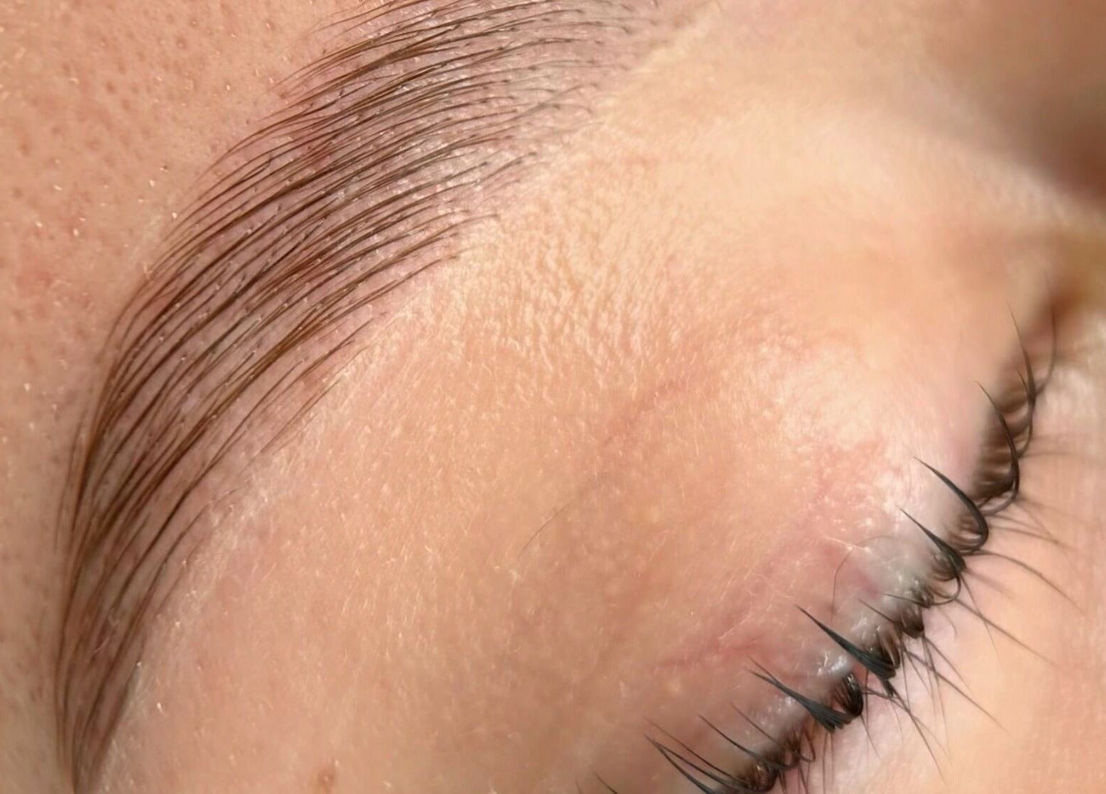 Nauwkeurige wenkbrauwbehandeling bij CLS Care in Lochristi, Vlaams Gewest, BE.