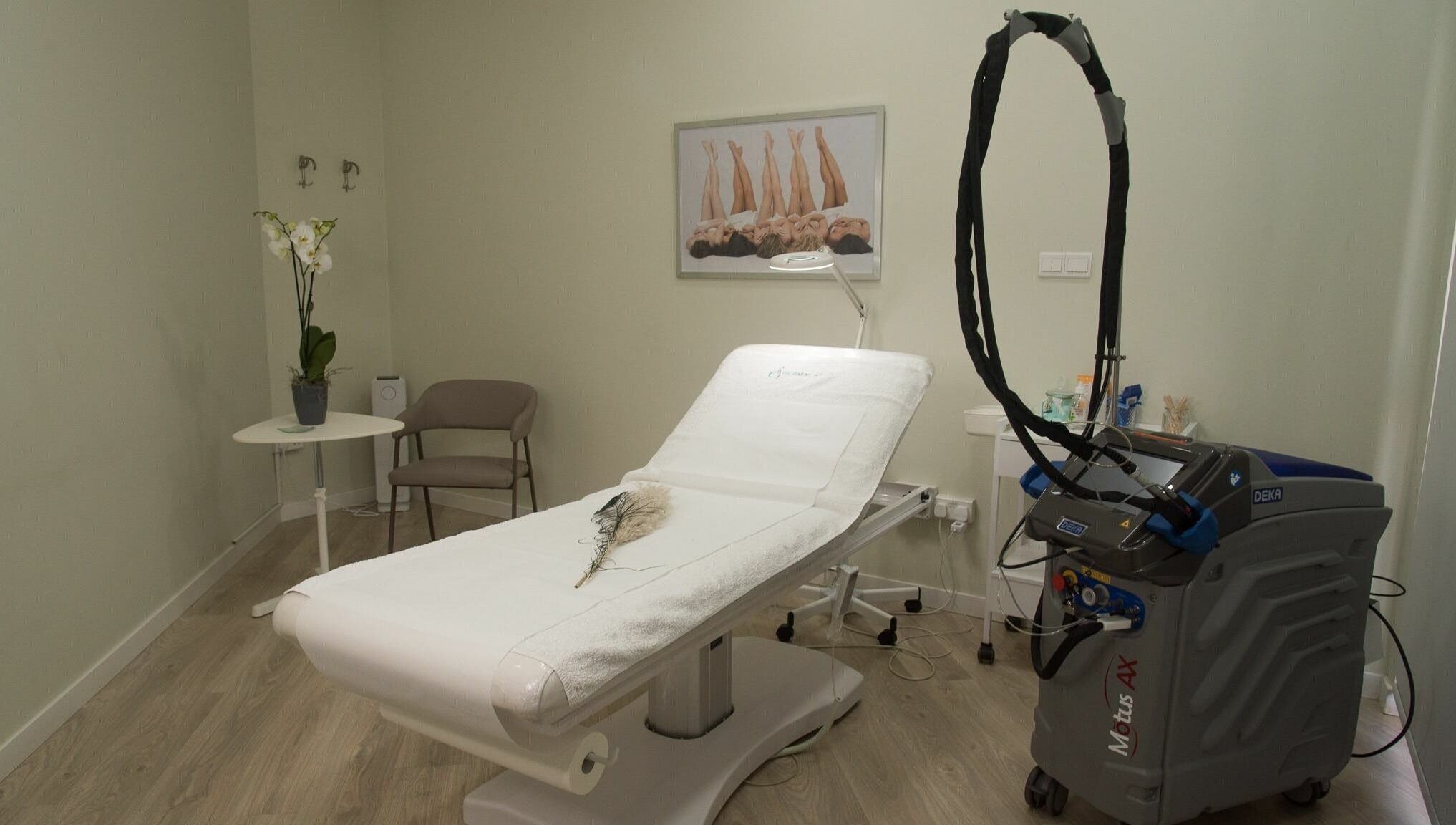 Calm treatment room at Derma Laser Beauty Lounge in Paralimni, Famagusta, CY, featuring modern laser equipment.