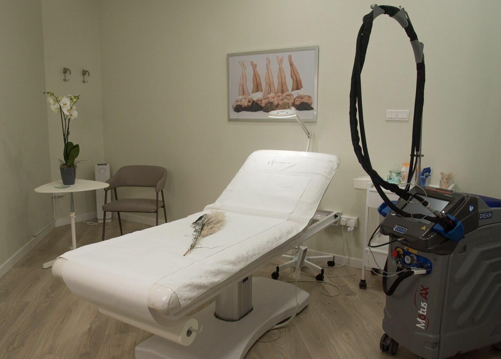 Calm treatment room at Derma Laser Beauty Lounge in Paralimni, Famagusta, CY, featuring modern laser equipment.