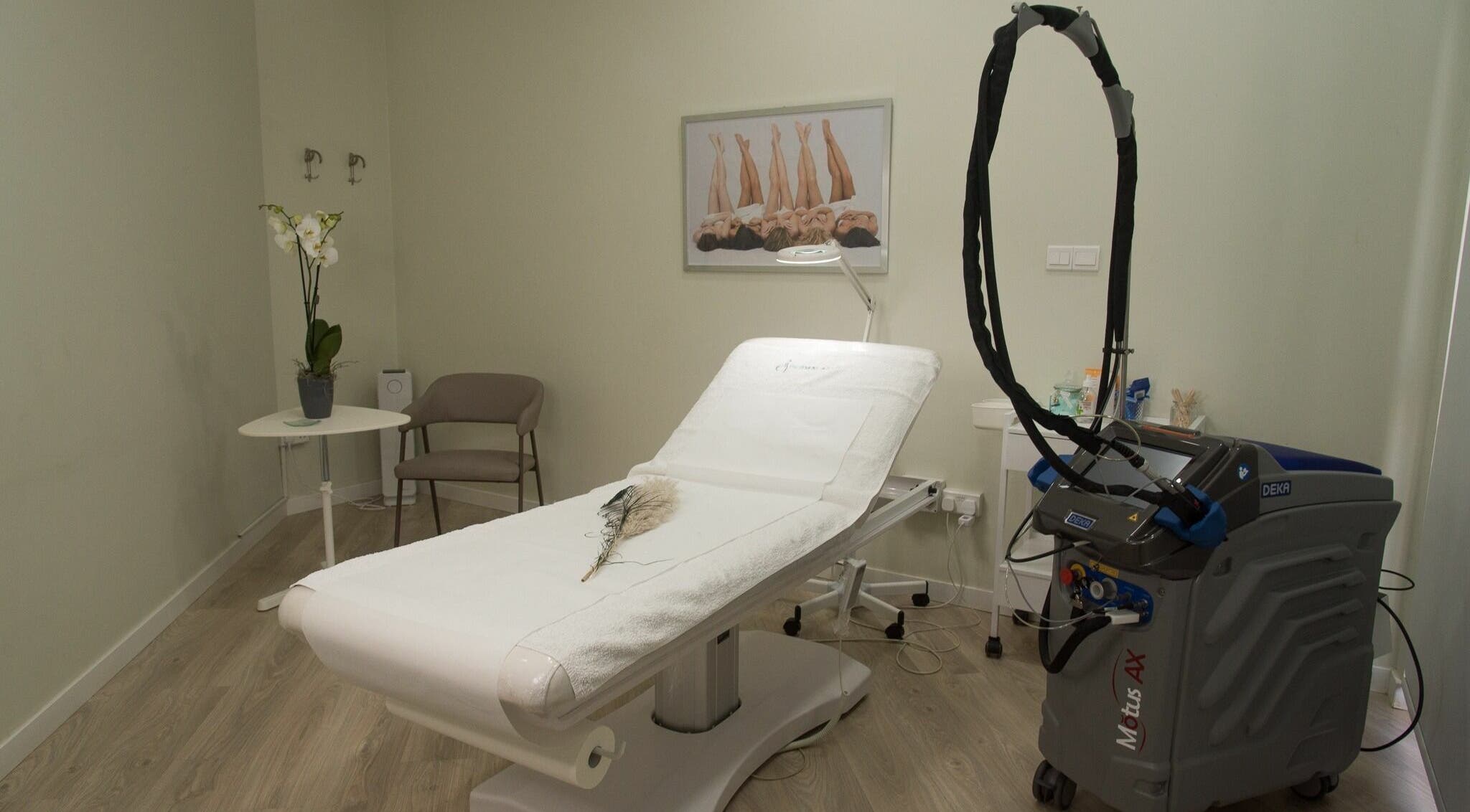 Calm treatment room at Derma Laser Beauty Lounge in Paralimni, Famagusta, CY, featuring modern laser equipment.