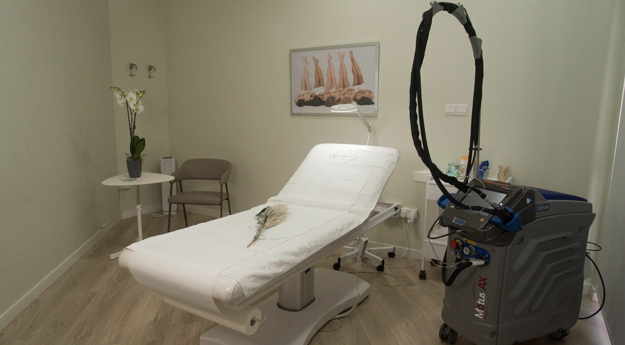 Calm treatment room at Derma Laser Beauty Lounge in Paralimni, Famagusta, CY, featuring modern laser equipment.