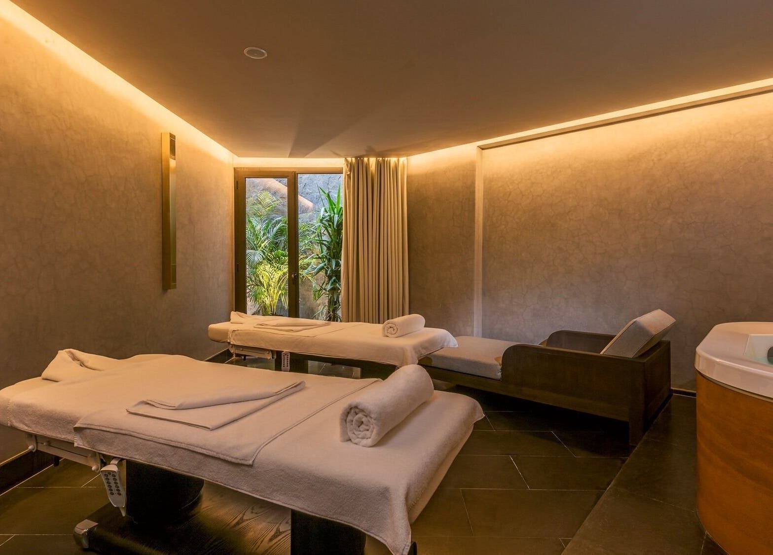 Salle de soins apaisante à HOSPITALITY CALISTA SPA BY RADISSON BLU HOTEL CASABLANCA, Casablanca, Casablanca-settat, MA.