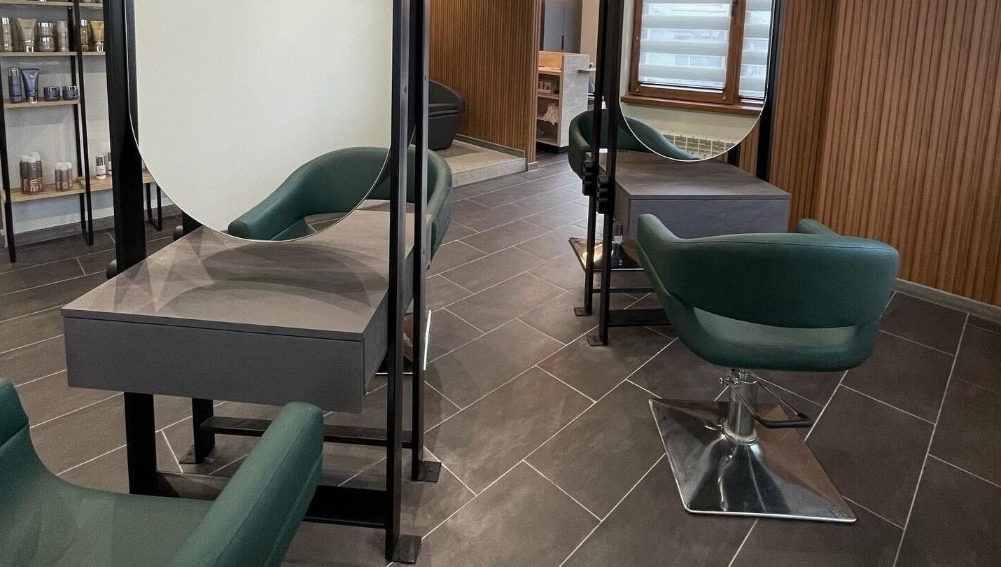 Интериор на Hair Garden в София, София-град, BG с елегантни салонни столове и огледала.