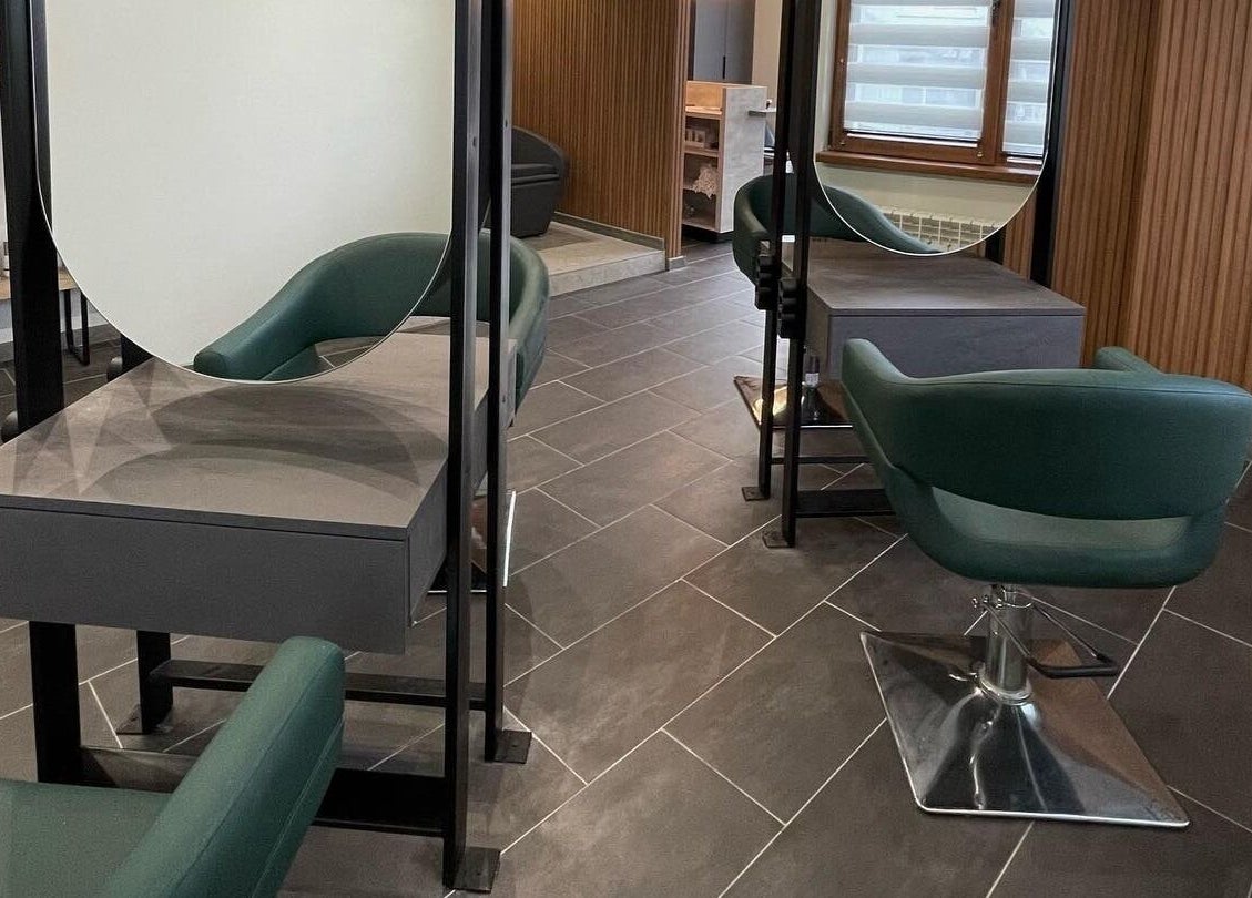 Интериор на Hair Garden в София, София-град, BG с елегантни салонни столове и огледала.