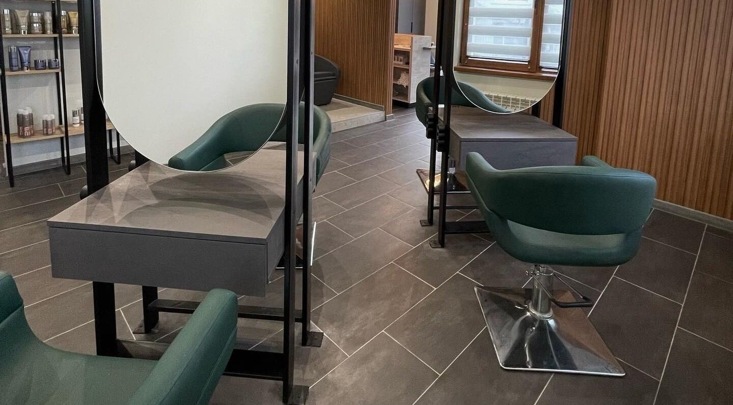 Интериор на Hair Garden в София, София-град, BG с елегантни салонни столове и огледала.