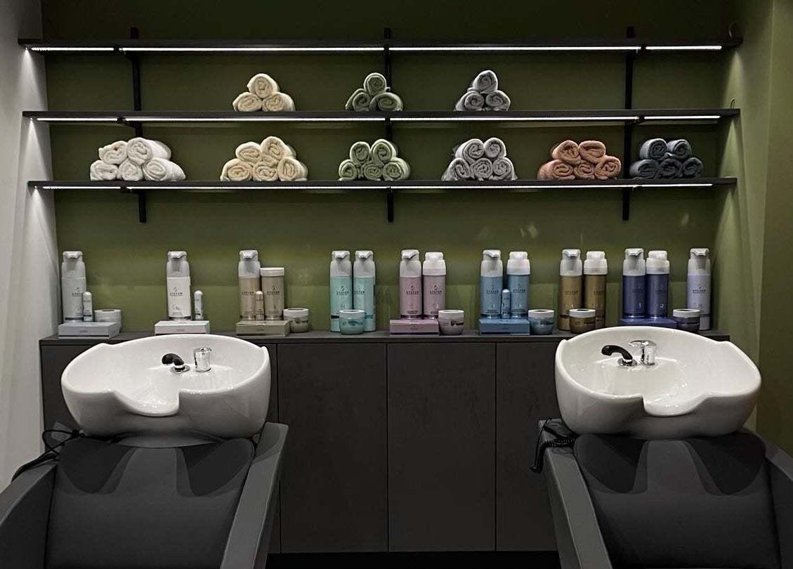 Салон за красота Hair Garden в София с мивки и продукти на рафтове.