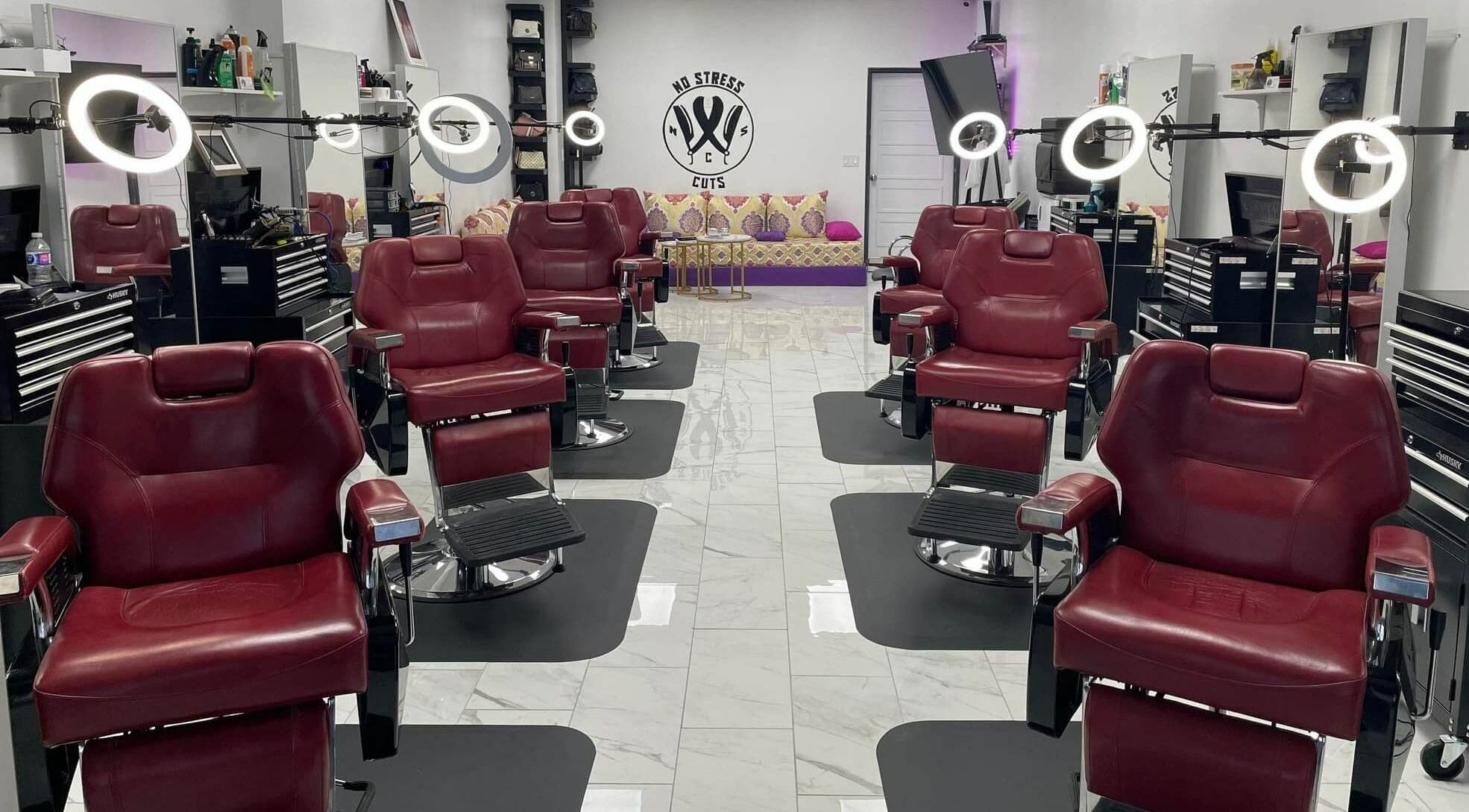 Luxurious red salon chairs at Coupes Sans Stress in Gatineau, Québec, CA, offering a premium grooming experience.