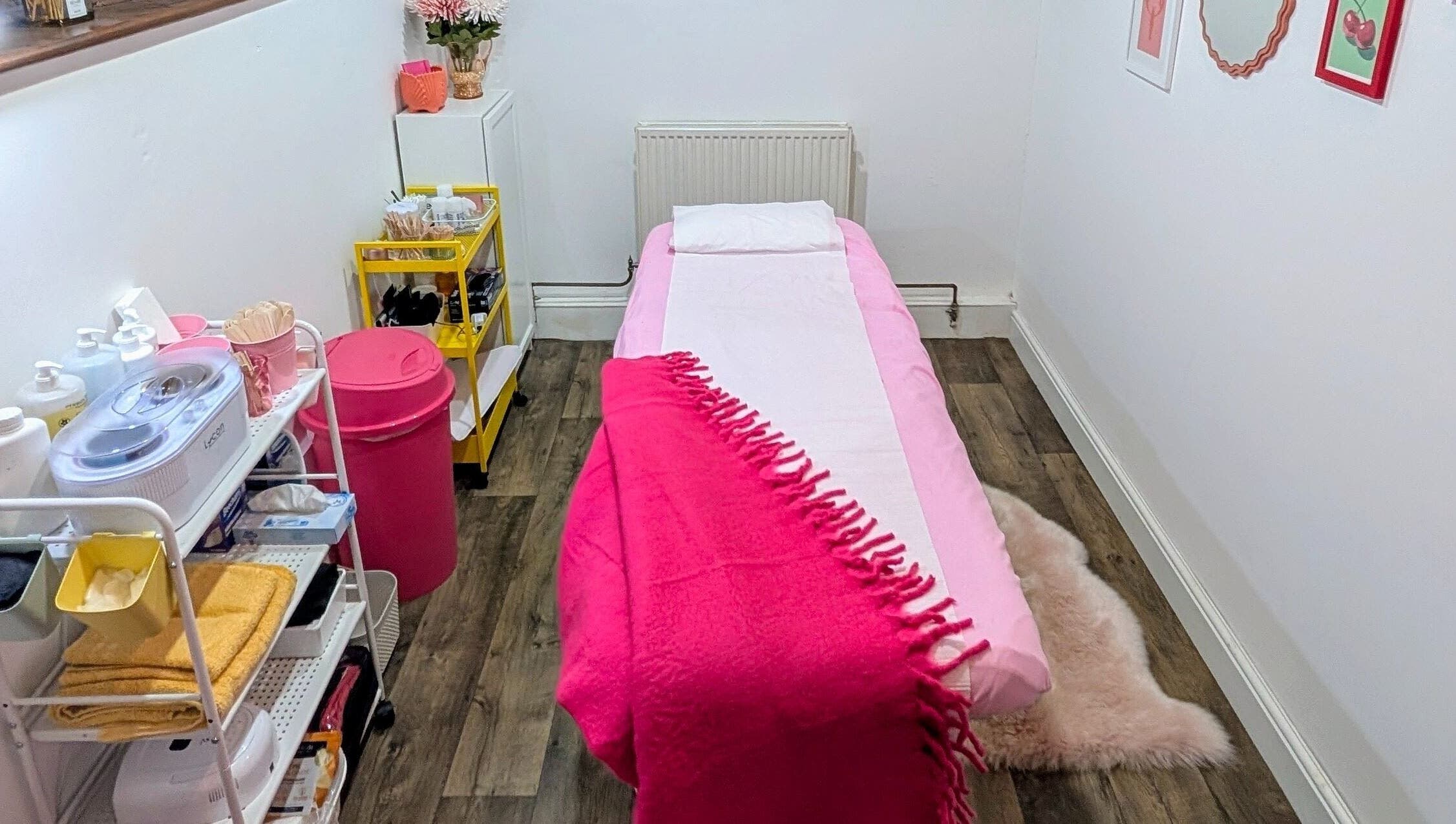 Cozy treatment room at Smooth & Polished by Mercedez, Swaffham, England, GB with pink and white decor.