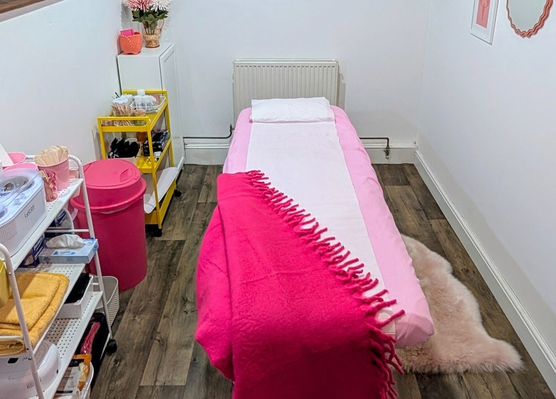 Cozy treatment room at Smooth & Polished by Mercedez, Swaffham, England, GB with pink and white decor.