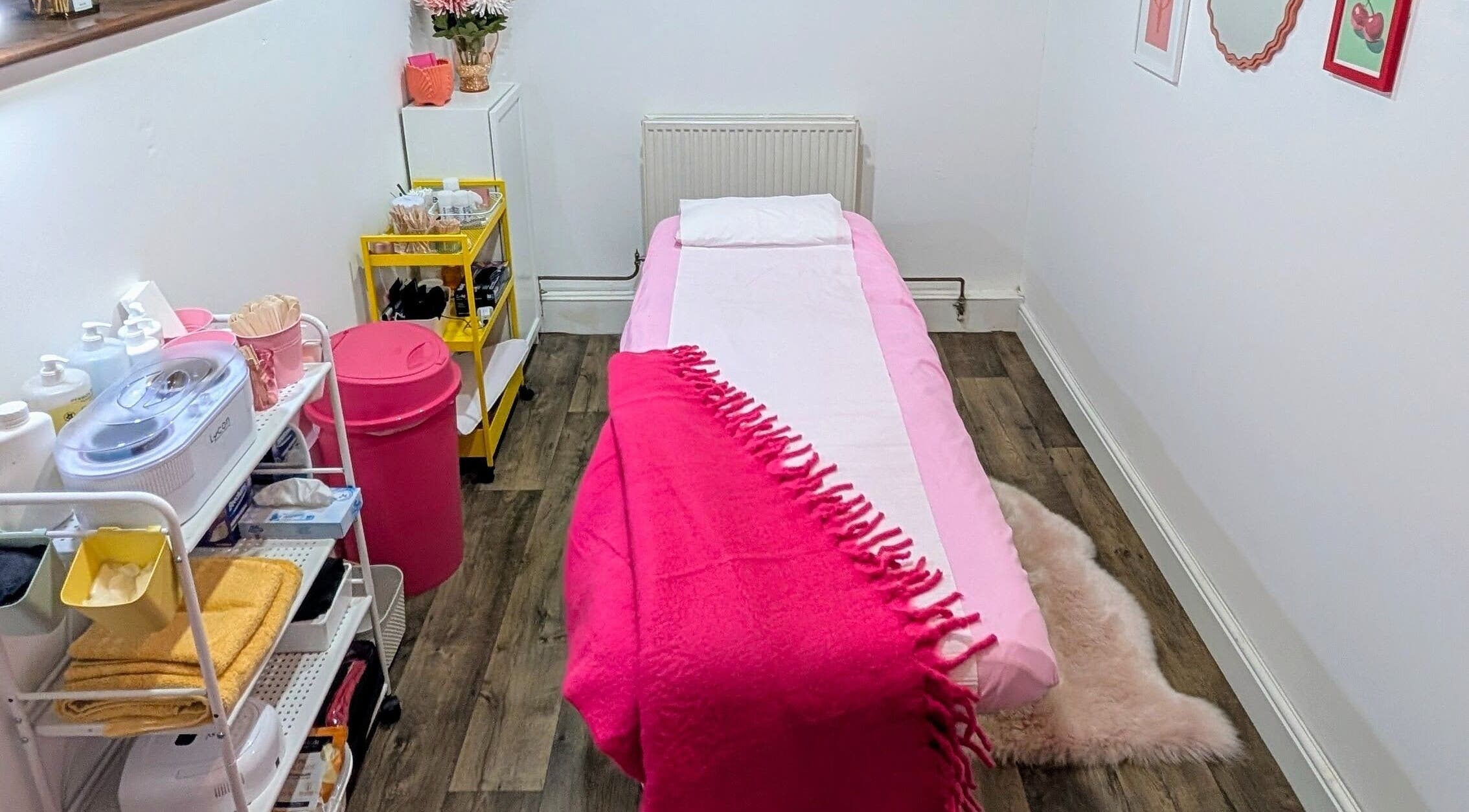 Cozy treatment room at Smooth & Polished by Mercedez, Swaffham, England, GB with pink and white decor.