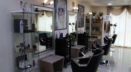 Glare Ladies Beauty Salon imaginea 2