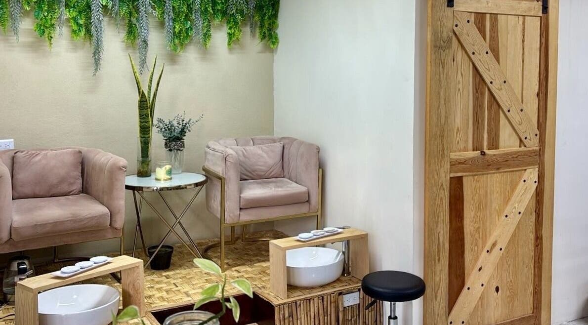 Espacio acogedor de pedicura en The Beauty Bar Cabo en Cabo San Lucas, Baja California Sur, MX.