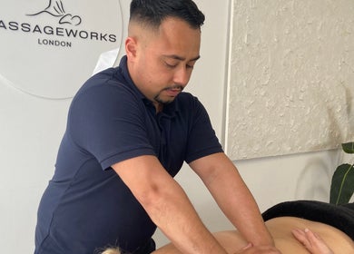 Therapist at TheMassageWorks in London, England, GB giving a relaxing back massage.