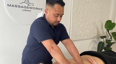 Therapist at TheMassageWorks in London, England, GB giving a relaxing back massage.