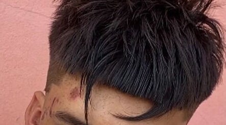 Moderno peinado en Piredda's Hair Studio, Quilmes Oeste, Provincia De Buenos Aires, AR.