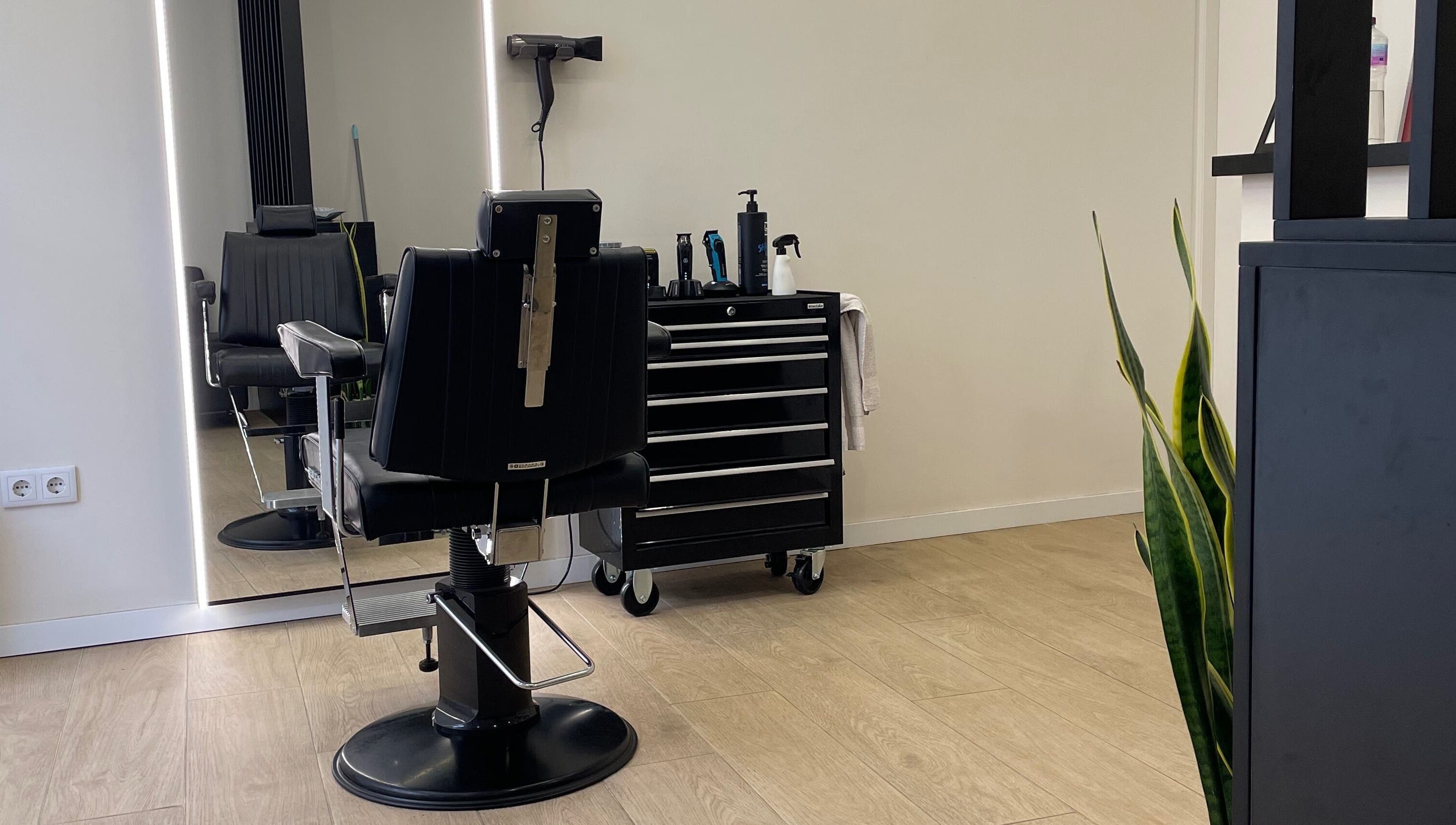 Cadeira de barbeiro clássica em Templum Barbearia, Esposende, Braga, PT, pronta para o próximo cliente.