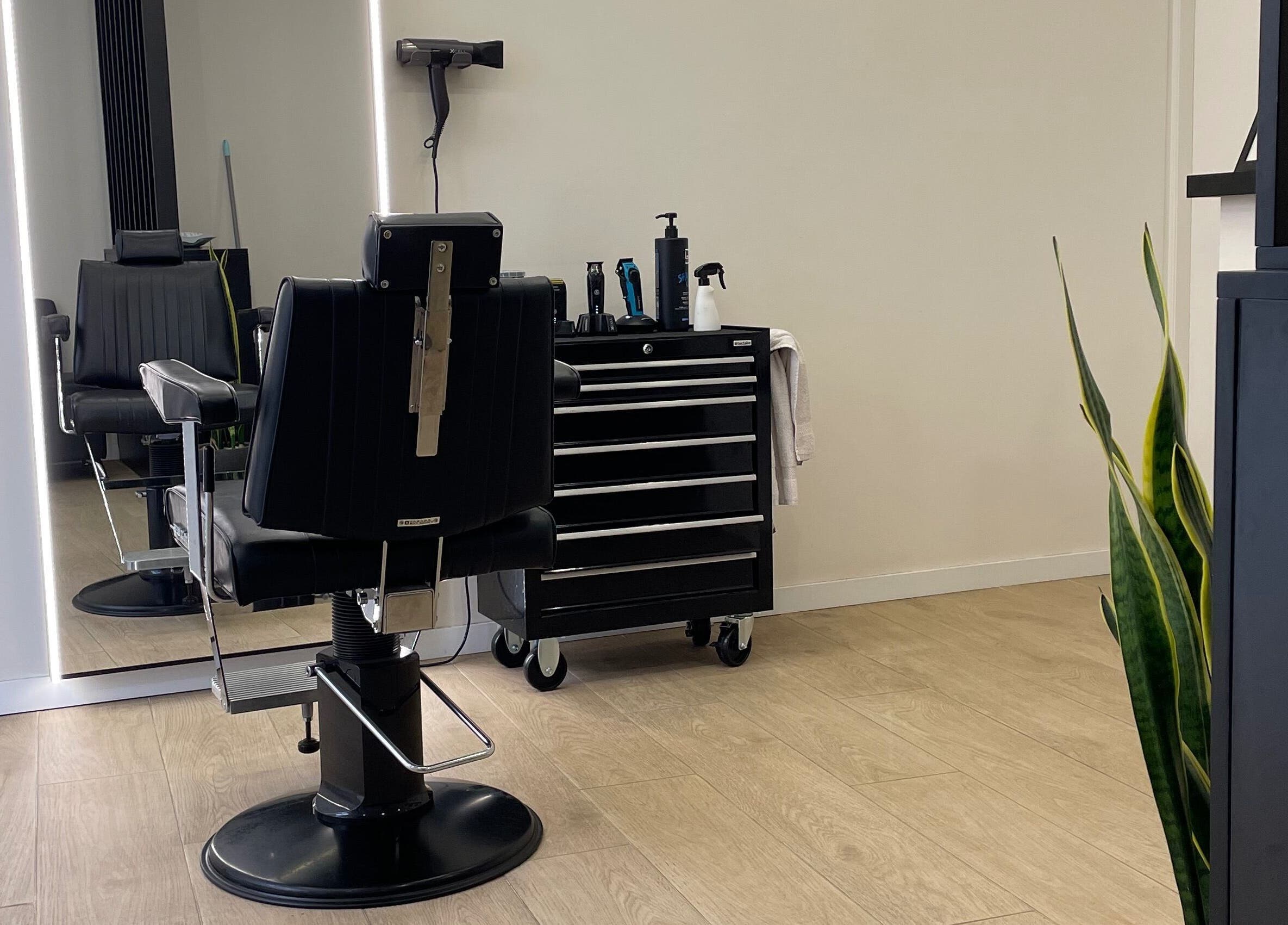 Cadeira de barbeiro clássica em Templum Barbearia, Esposende, Braga, PT, pronta para o próximo cliente.