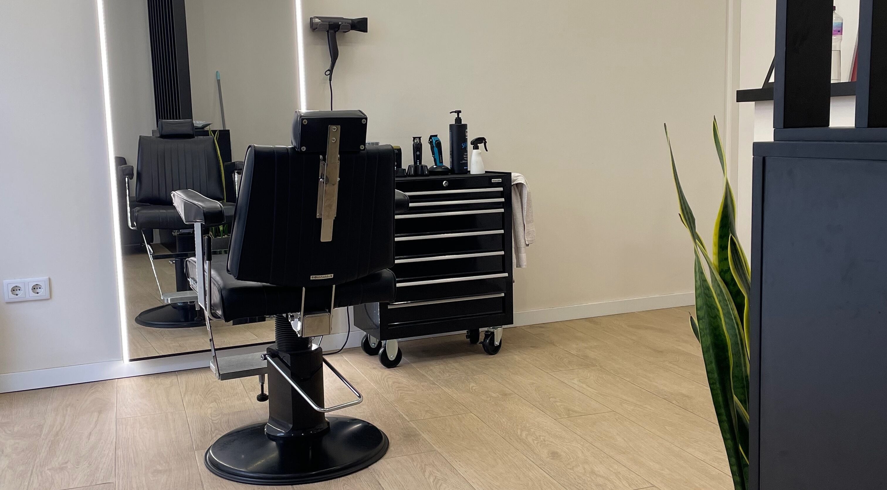 Cadeira de barbeiro clássica em Templum Barbearia, Esposende, Braga, PT, pronta para o próximo cliente.