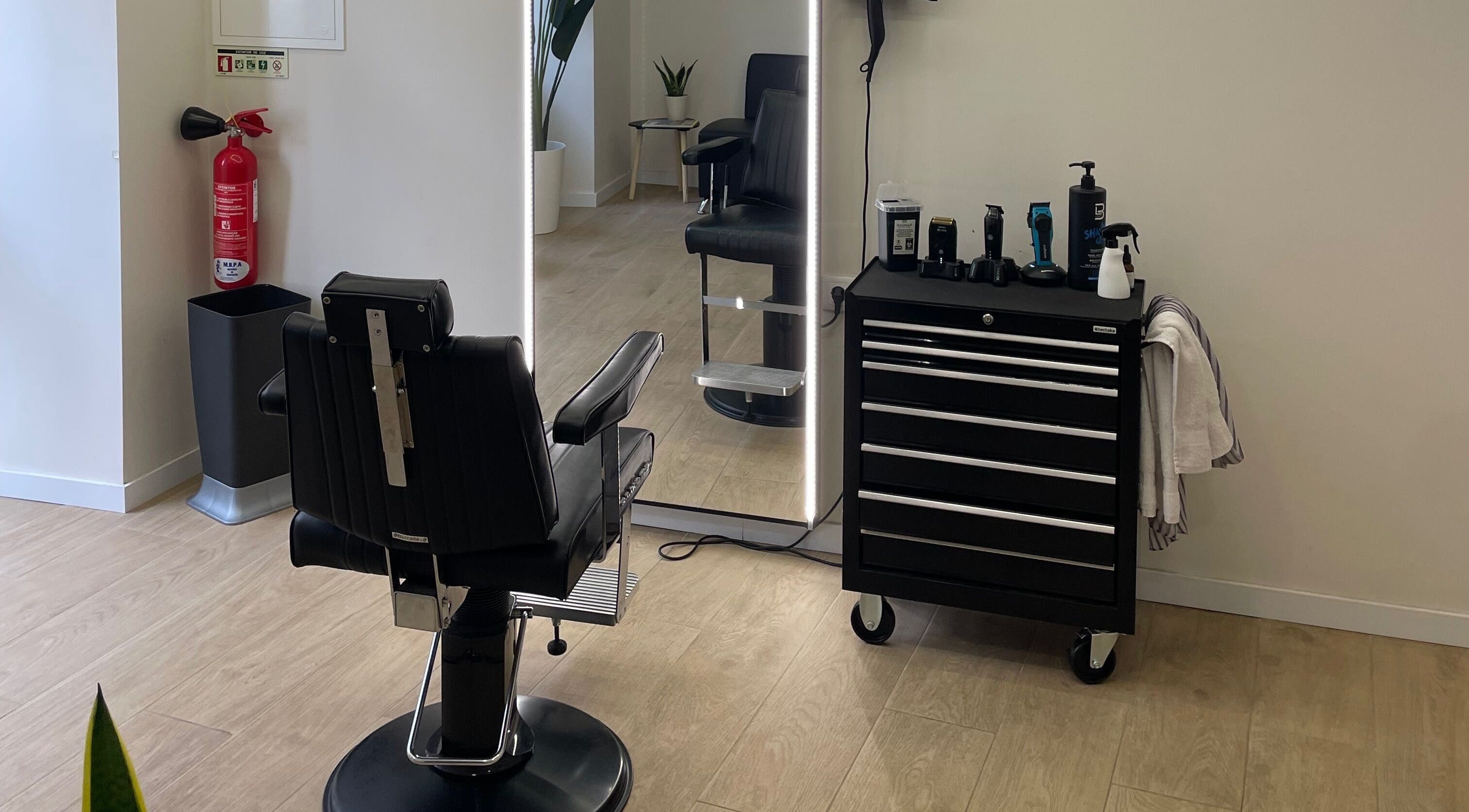 Cadeira de cabeleireiro em Templum Barbearia, Esposende, Braga, PT. Elegância e conforto para um corte perfeito.