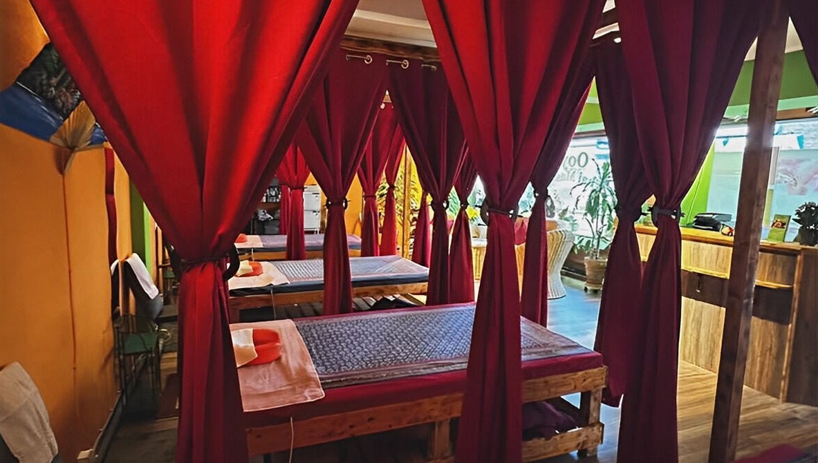 Massagebereich mit roten Vorhängen bei N&N Royal Thaimassage Elsdorf, Elsdorf, Nordrhein-westfalen, DE.