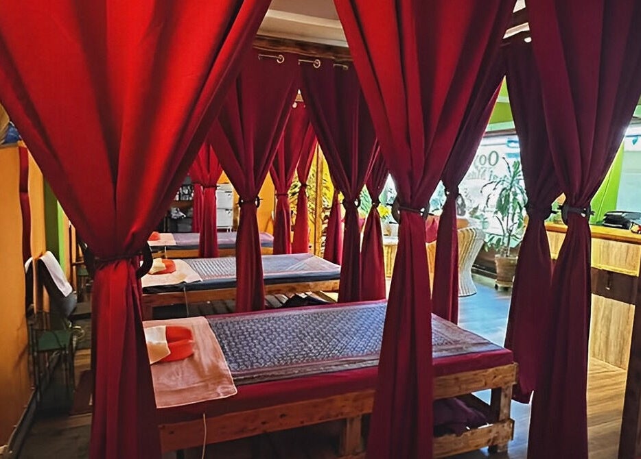 Massagebereich mit roten Vorhängen bei N&N Royal Thaimassage Elsdorf, Elsdorf, Nordrhein-westfalen, DE.