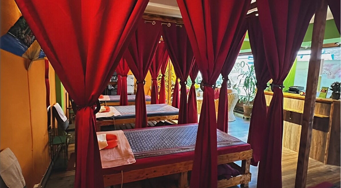 Massagebereich mit roten Vorhängen bei N&N Royal Thaimassage Elsdorf, Elsdorf, Nordrhein-westfalen, DE.