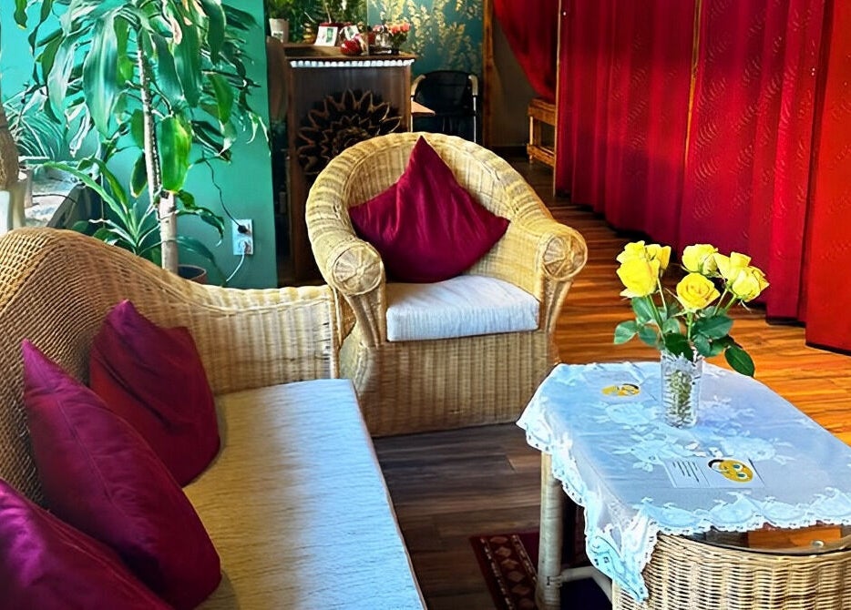 Einladende Sitzecke bei N&N Royal Thaimassage Elsdorf, Elsdorf, Nordrhein-westfalen, DE.