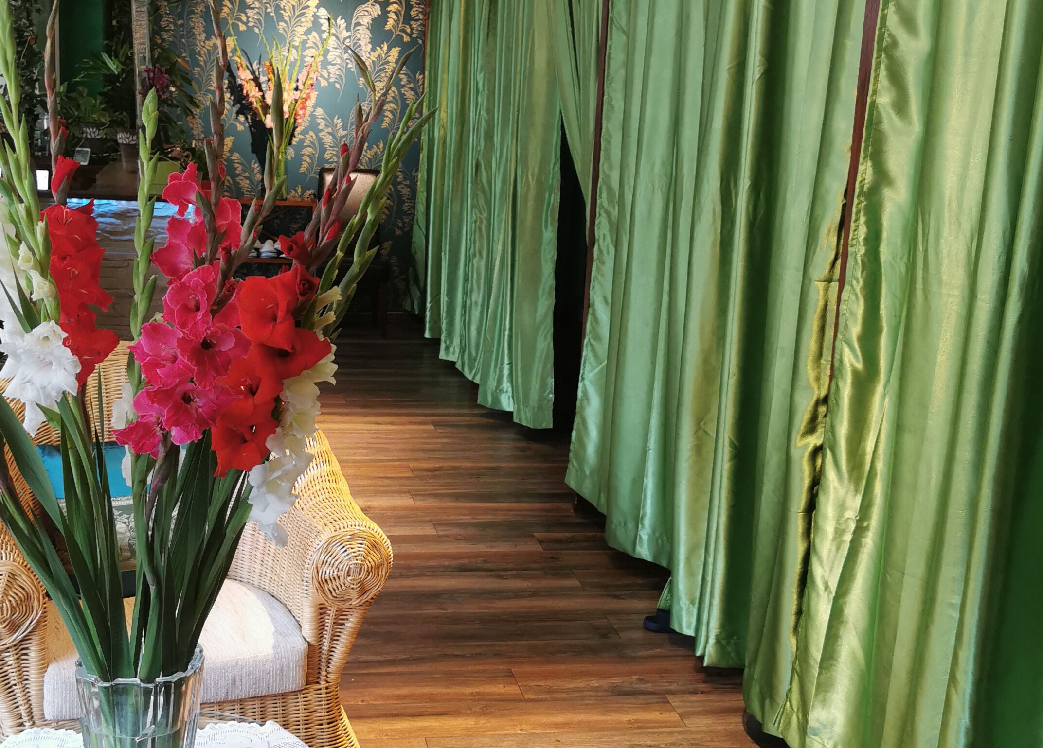 Elegante grüne Vorhänge und Blumenarrangement bei N&N Royal Thaimassage Elsdorf, Elsdorf, Nordrhein-westfalen, DE.