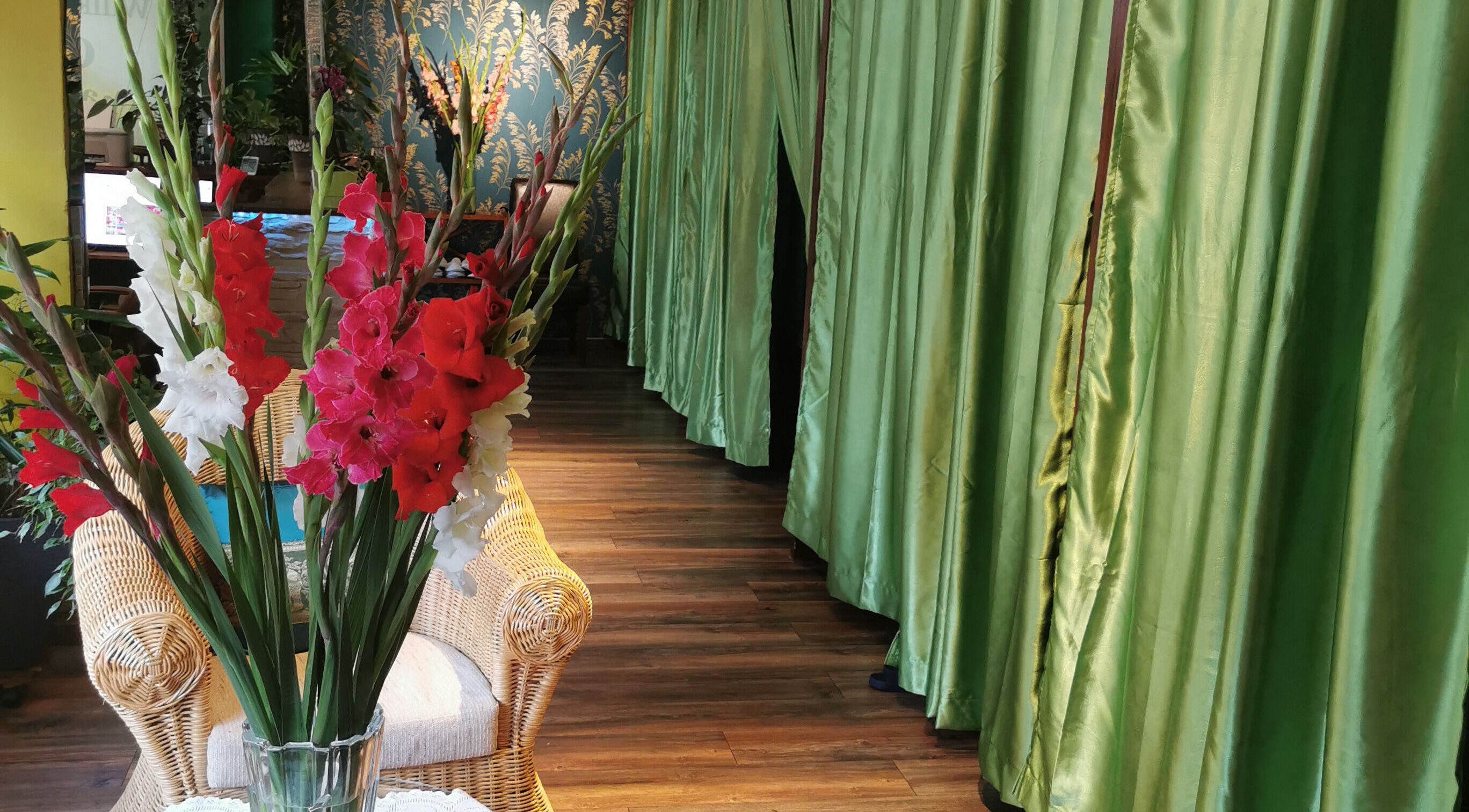 Elegante grüne Vorhänge und Blumenarrangement bei N&N Royal Thaimassage Elsdorf, Elsdorf, Nordrhein-westfalen, DE.