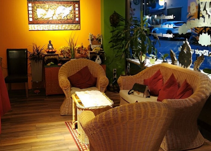 Einladender Lounge-Bereich bei N&N Royal Thaimassage Elsdorf, Nordrhein-westfalen, DE mit Rattanmöbeln.