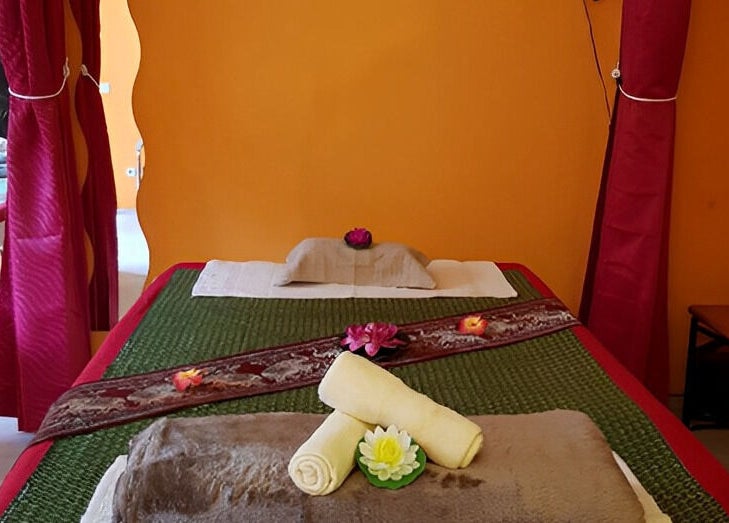 Wellnessraum bei N&N Royal Thaimassage Elsdorf, Nordrhein-westfalen, DE mit Massagebett und beruhigender Dekoration.