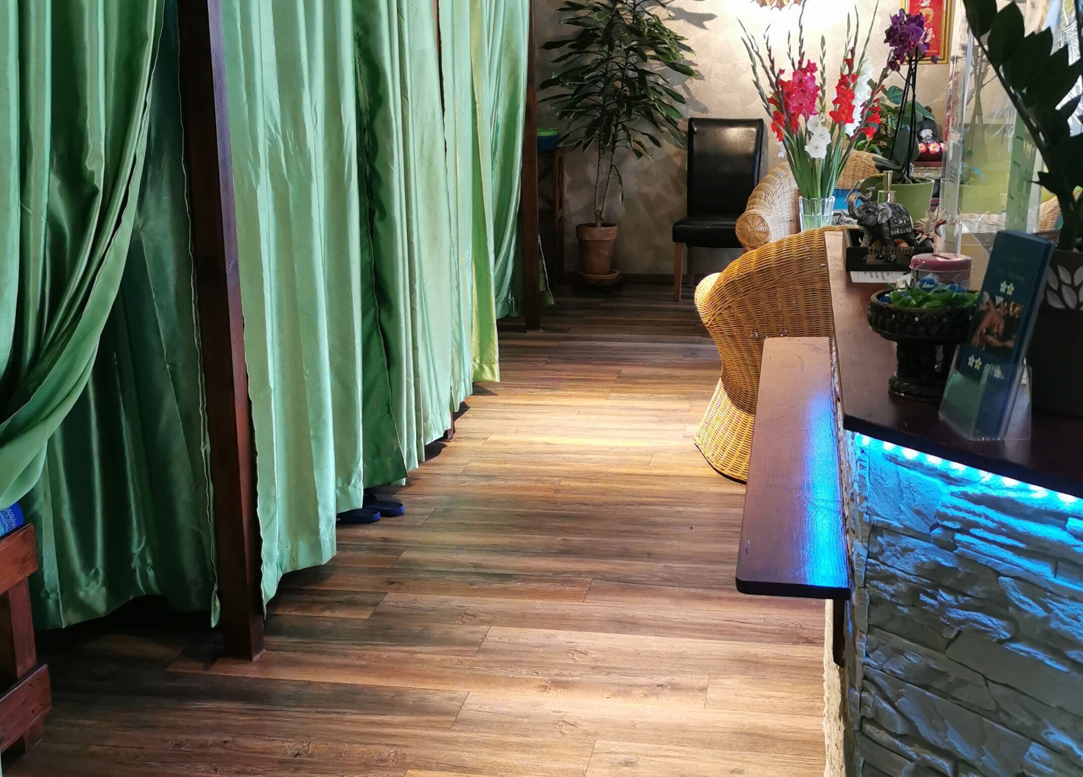 Einladender Raum bei N&N Royal Thaimassage Elsdorf, Nordrhein-westfalen, DE mit grünen Vorhängen und entspannter Atmosphäre.