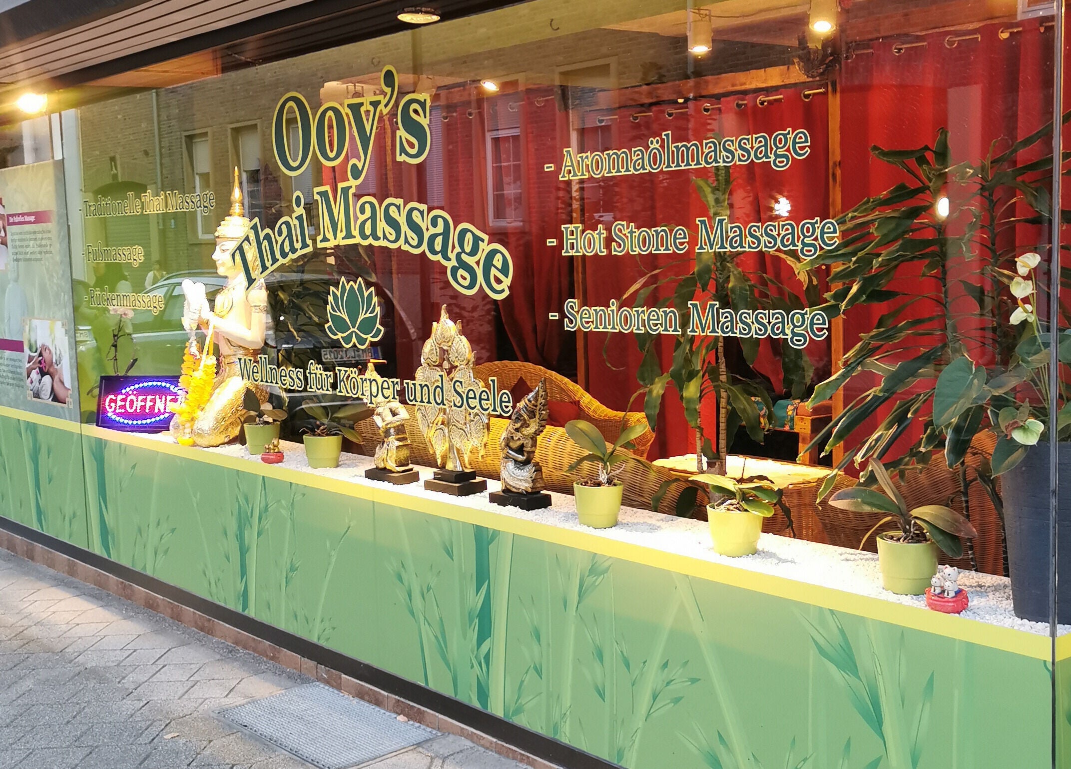 Frontansicht des Ooy's Thai Massage Elsdorf mit Pflanzen und Dekoration in Elsdorf, Nordrhein-Westfalen, DE.